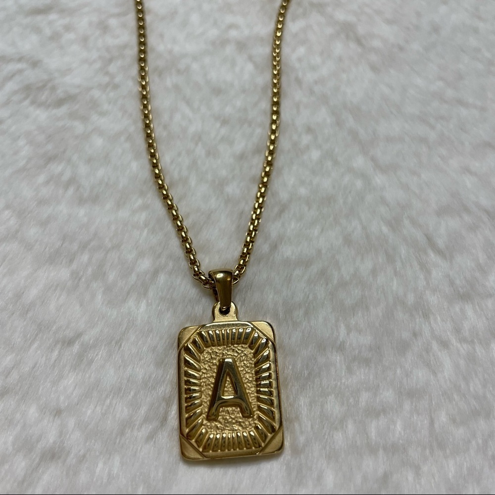 B Initial Necklace_Square Shape